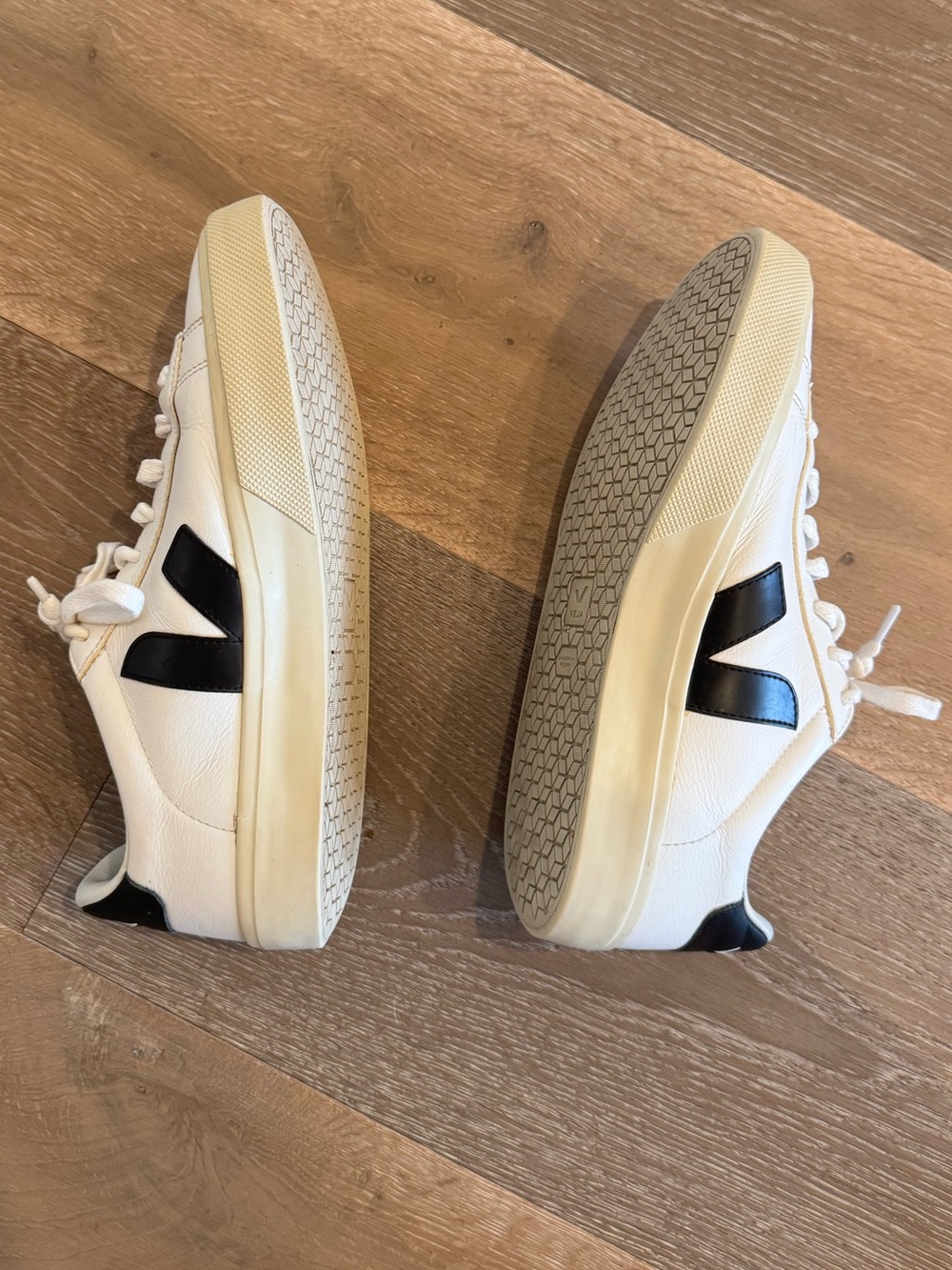 Veja White Leather Low-Top Sneakers with Black V Logo - Picture 4 of 9